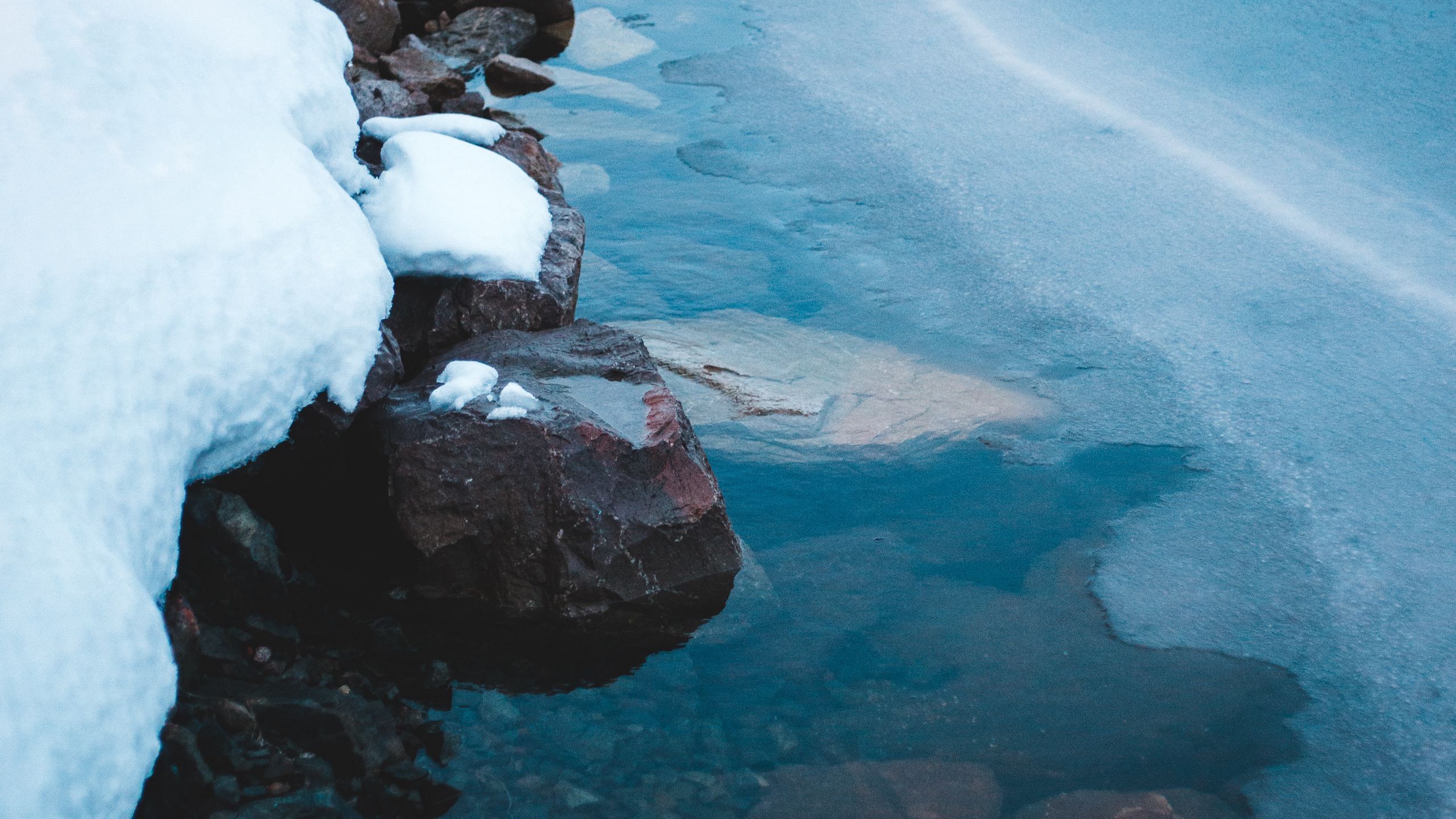 Download wallpaper 2560x1440 ice, snow, stones, shore, frozen