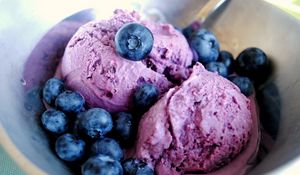 Preview wallpaper ice-cream, balls, bilberry, berry