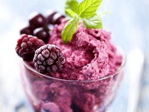 Preview wallpaper ice-cream, blackberry, berry, dessert