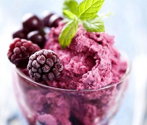 Preview wallpaper ice-cream, blackberry, berry, dessert