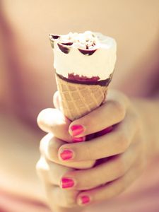 Preview wallpaper ice-cream, horn, hands, girl, nails, summer