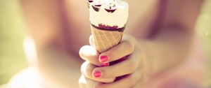 Preview wallpaper ice-cream, horn, hands, girl, nails, summer