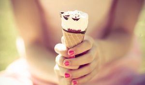 Preview wallpaper ice-cream, horn, hands, girl, nails, summer