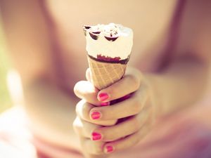 Preview wallpaper ice-cream, horn, hands, girl, nails, summer