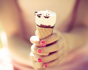 Preview wallpaper ice-cream, horn, hands, girl, nails, summer