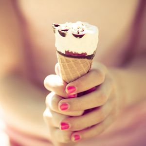 Preview wallpaper ice-cream, horn, hands, girl, nails, summer