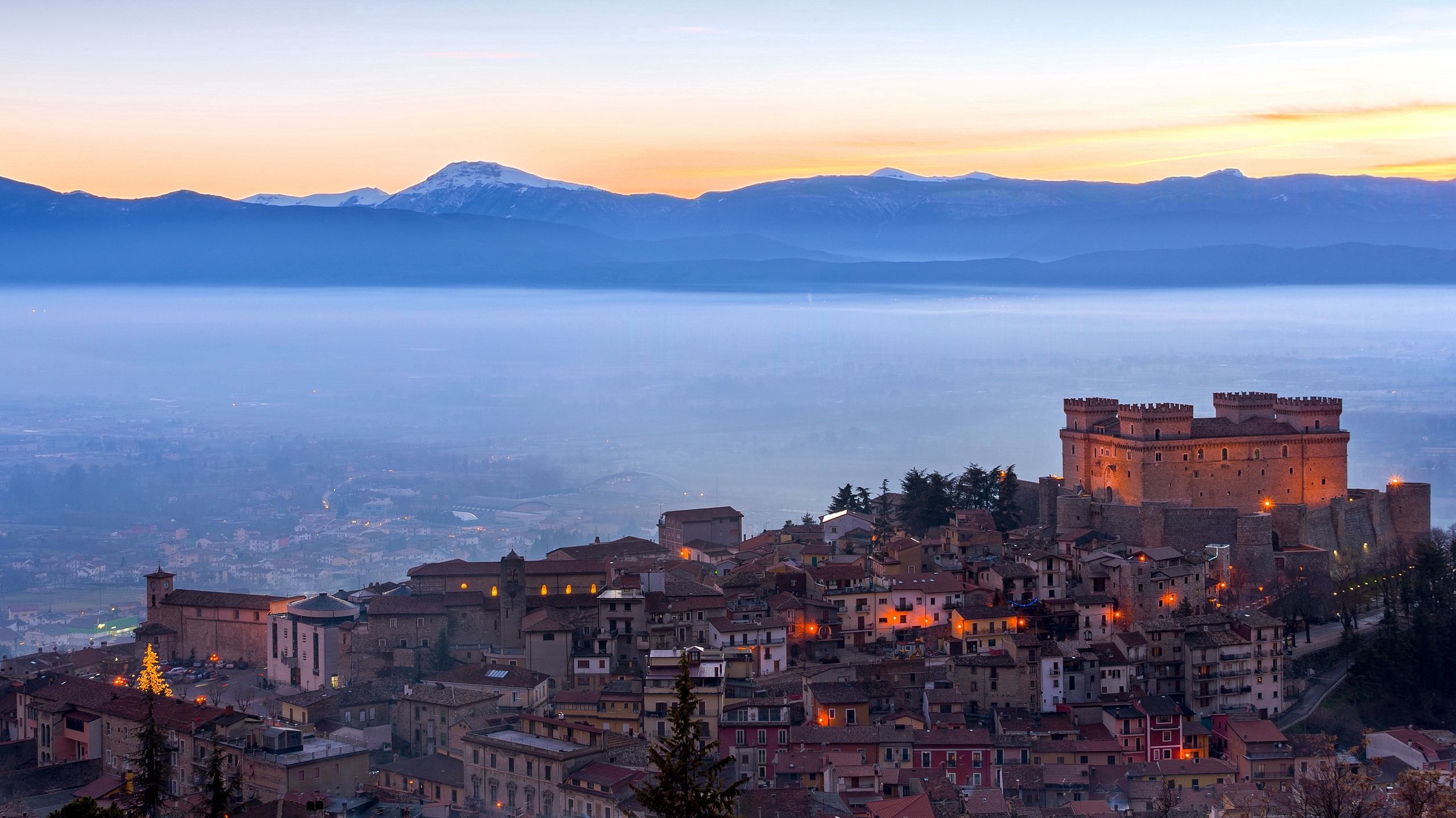 Download wallpaper 2560x1440 italy, castello di celano, fog, sea ...