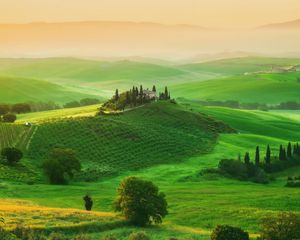 Preview wallpaper italy, tuscany, field, farm, grass