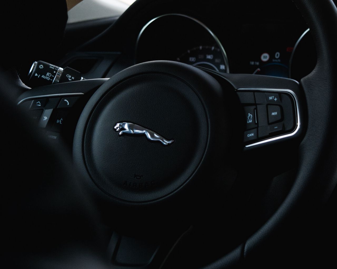 Download wallpaper 1280x1024 jaguar, steering wheel, hand, watch