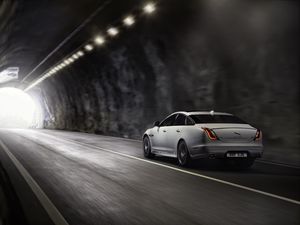 Preview wallpaper jaguar xj, jaguar, movement, speed, white