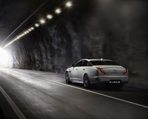 Preview wallpaper jaguar xj, jaguar, movement, speed, white