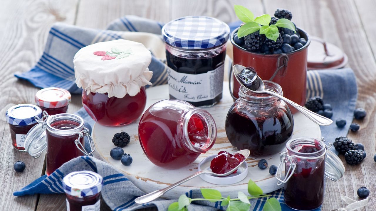 Wallpaper jam, berries, blueberries, blackberries, dishes, spoons, banks
