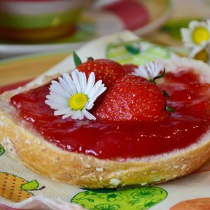 Preview wallpaper jam, strawberry, chamomile