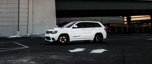 Preview wallpaper jeep grand cherokee, jeep, car, suv, white, parking