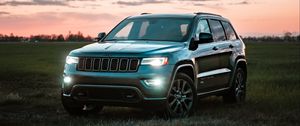 Preview wallpaper jeep grand cherokee, jeep, car, suv, gray, field, twilight