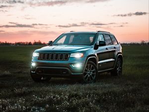 Preview wallpaper jeep grand cherokee, jeep, car, suv, gray, field, twilight