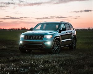 Preview wallpaper jeep grand cherokee, jeep, car, suv, gray, field, twilight