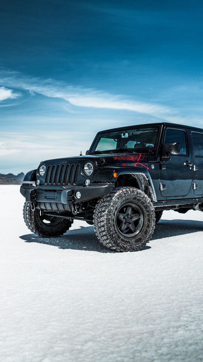 Hãy tải ngay hình nền 800x1420 xe Jeep màu đen trên sa mạc hoang dã. Bầu trời rực rỡ sẽ làm cho màn hình điện thoại của bạn trở nên sống động hơn bao giờ hết. Hãy khám phá vẻ đẹp hoang sơ này và trải nghiệm cảm giác đầy mê hoặc khi lái xe qua địa hình hiểm trở. 