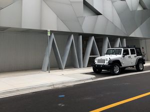 Preview wallpaper jeep, suv, side view, building, architecture