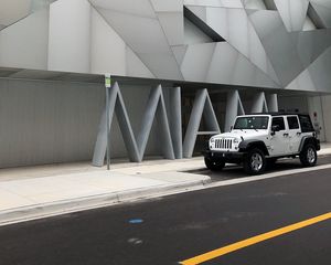 Preview wallpaper jeep, suv, side view, building, architecture