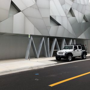 Preview wallpaper jeep, suv, side view, building, architecture