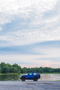 Preview wallpaper jeep wrangler, car, blue, lake, shore
