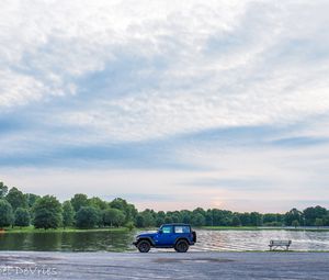 Preview wallpaper jeep wrangler, car, blue, lake, shore