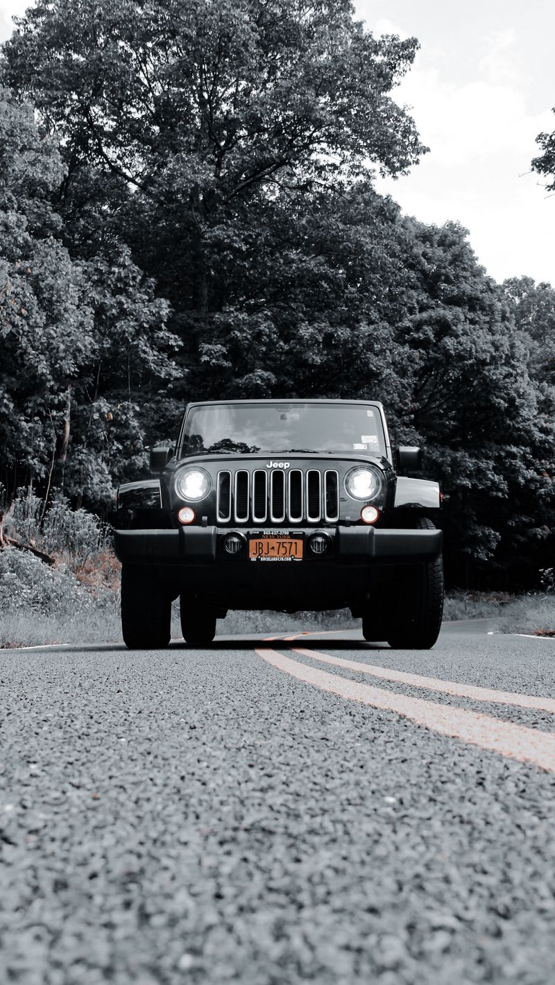 Download wallpaper 800x1420 jeep wrangler, jeep, car, headlights, bw iphone  se/5s/5c/5 for parallax hd background