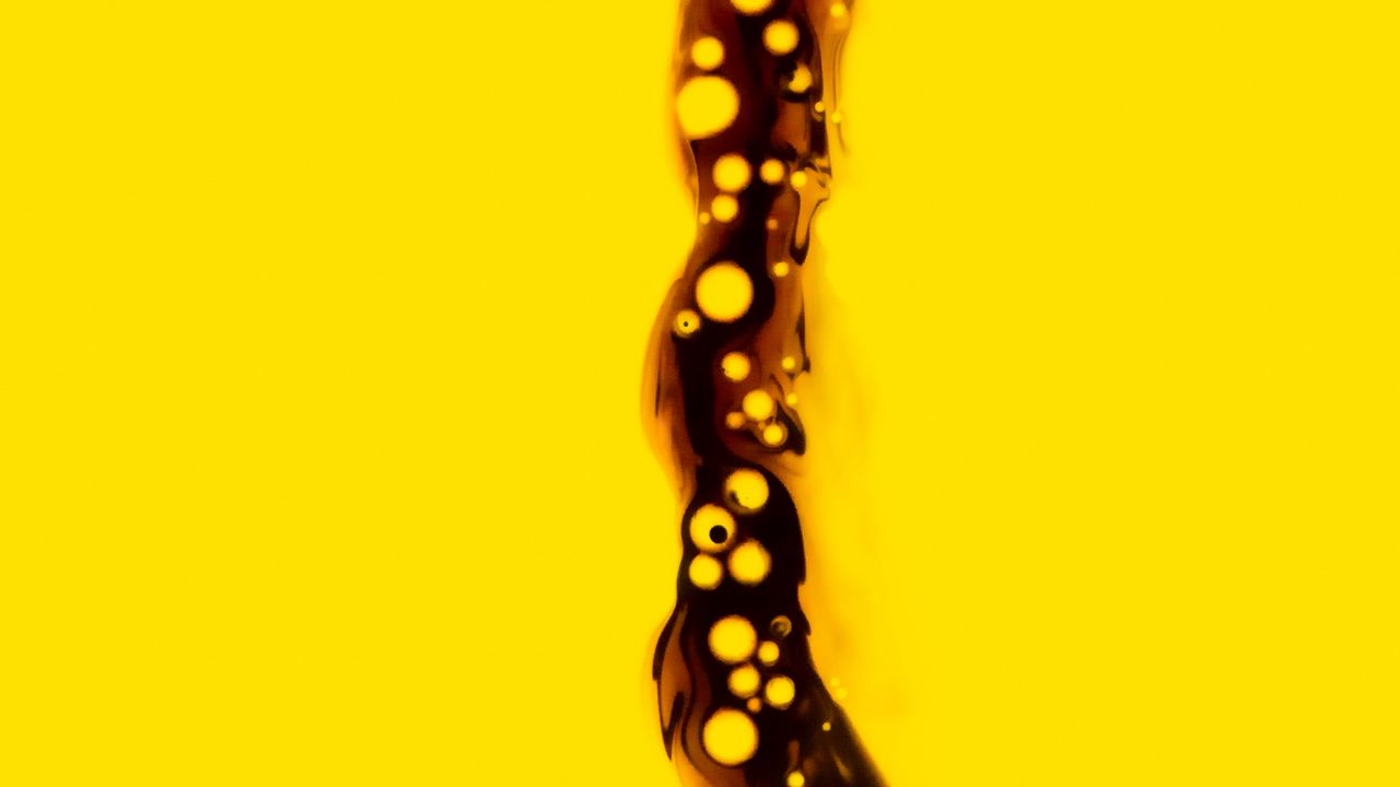 Wallpaper jet, liquid, air bubbles, pour, aerated, dark, yellow