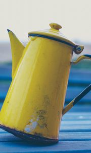 Preview wallpaper kettle, yellow, table