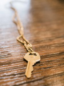 Preview wallpaper key, chain, gold