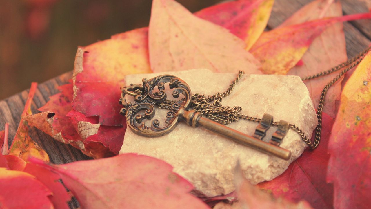 Wallpaper key, metal, leaves, autumn, red, chain, stone, board
