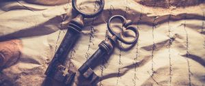 Preview wallpaper key, paper, rust, folds, retro
