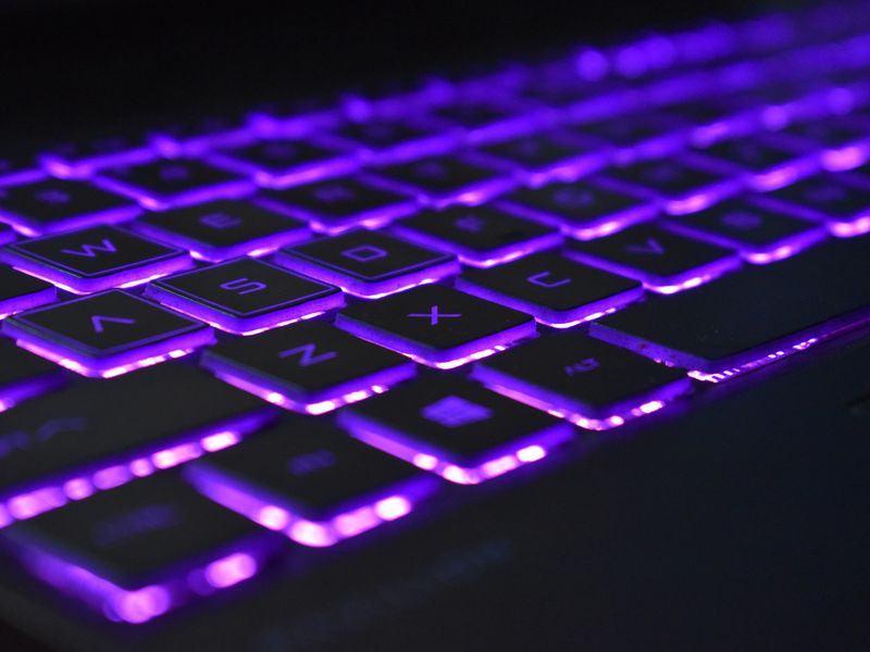 Bạn đang muốn tải một hình nền bàn phím laptop đẹp mắt, có đèn nền màu tím độc đáo kích thước 800x600 cho chiếc máy tính cầm tay của mình? Đó chính là sự lựa chọn hoàn hảo cho bạn! Hãy tải và cài đặt ngay để tận hưởng vẻ đẹp của bàn phím đầy sáng tạo.