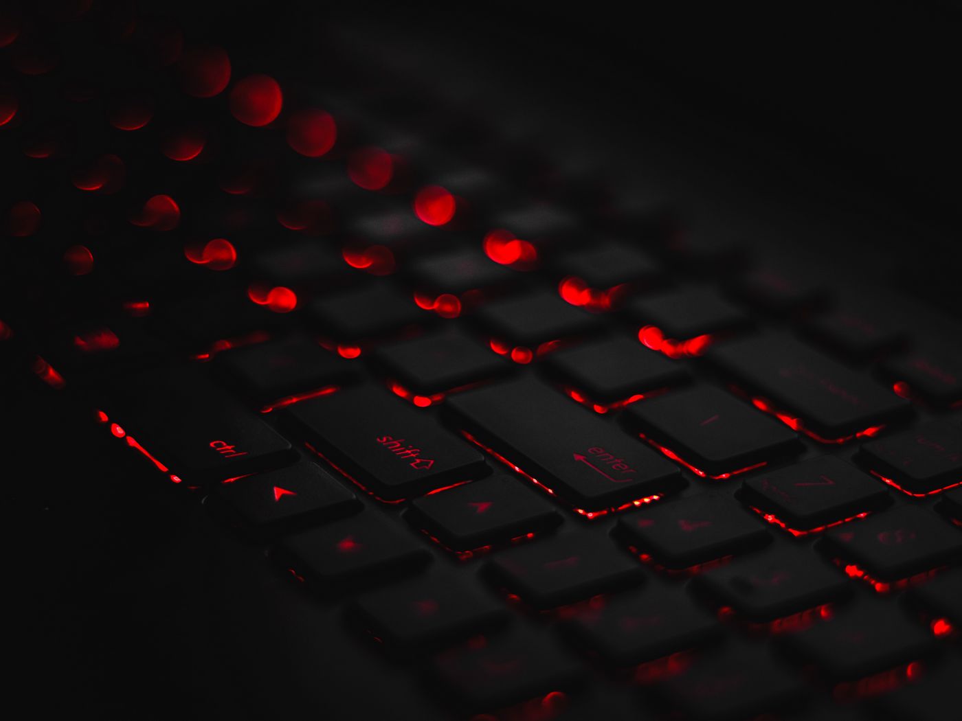 1400x1050 Wallpaper keyboard, backlight, red, glare, bokeh