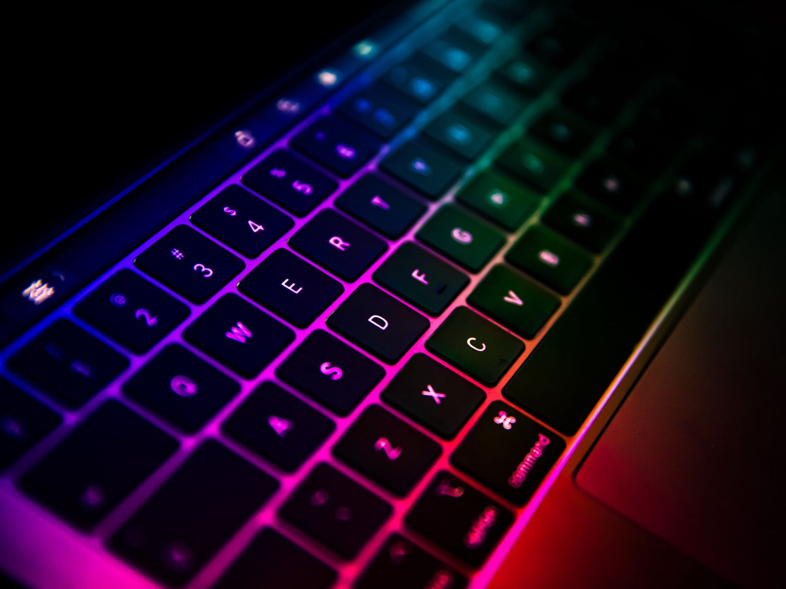 Tận dụng phông nền bàn phím laptop màu Gradient này để biến chiếc máy tính của bạn thành một tác phẩm nghệ thuật độc đáo. Với sự kết hợp của các màu sắc, hình ảnh sẽ mang đến cho bạn cảm giác thoải mái và tâm trạng thư giãn - rất tuyệt vời cho thời gian làm việc và giải trí.