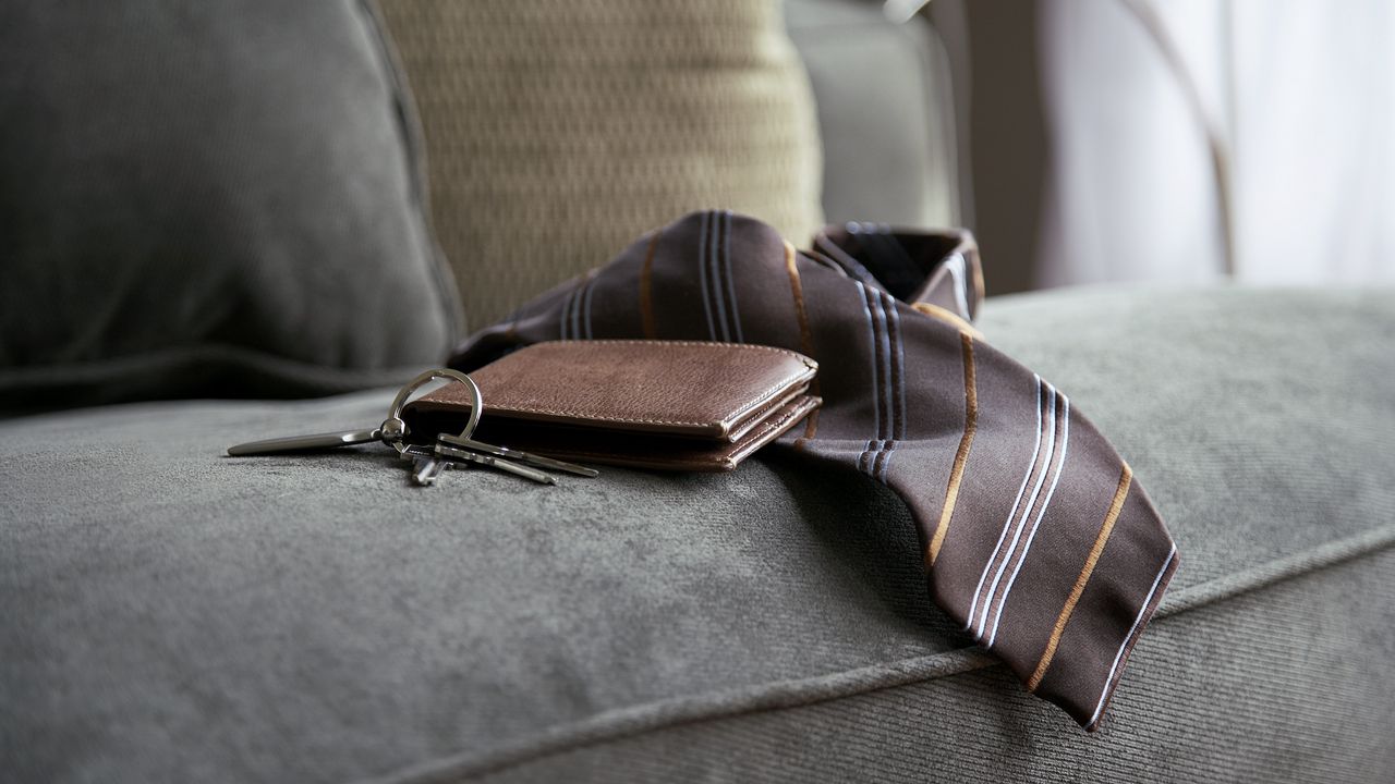 Wallpaper keys, wallet, tie, sofa