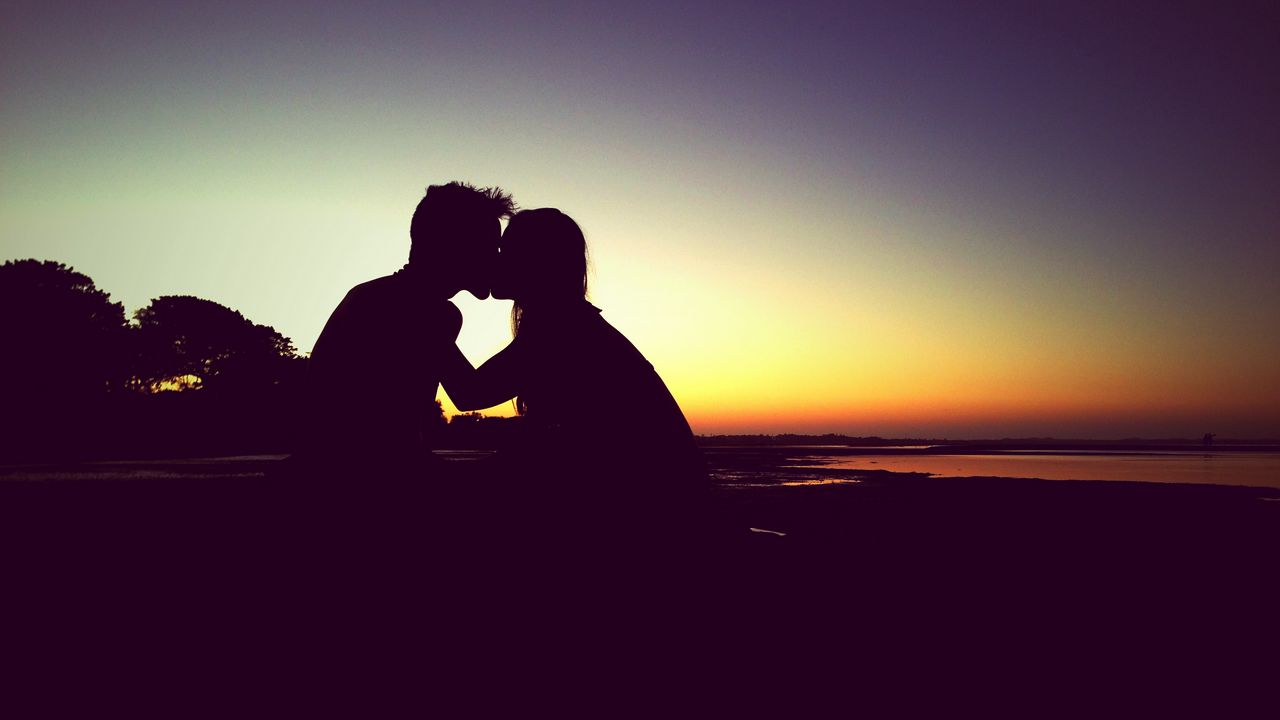 Wallpaper kiss, silhouette, couple, love, sunset