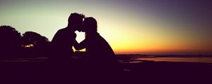 Preview wallpaper kiss, silhouette, couple, love, sunset