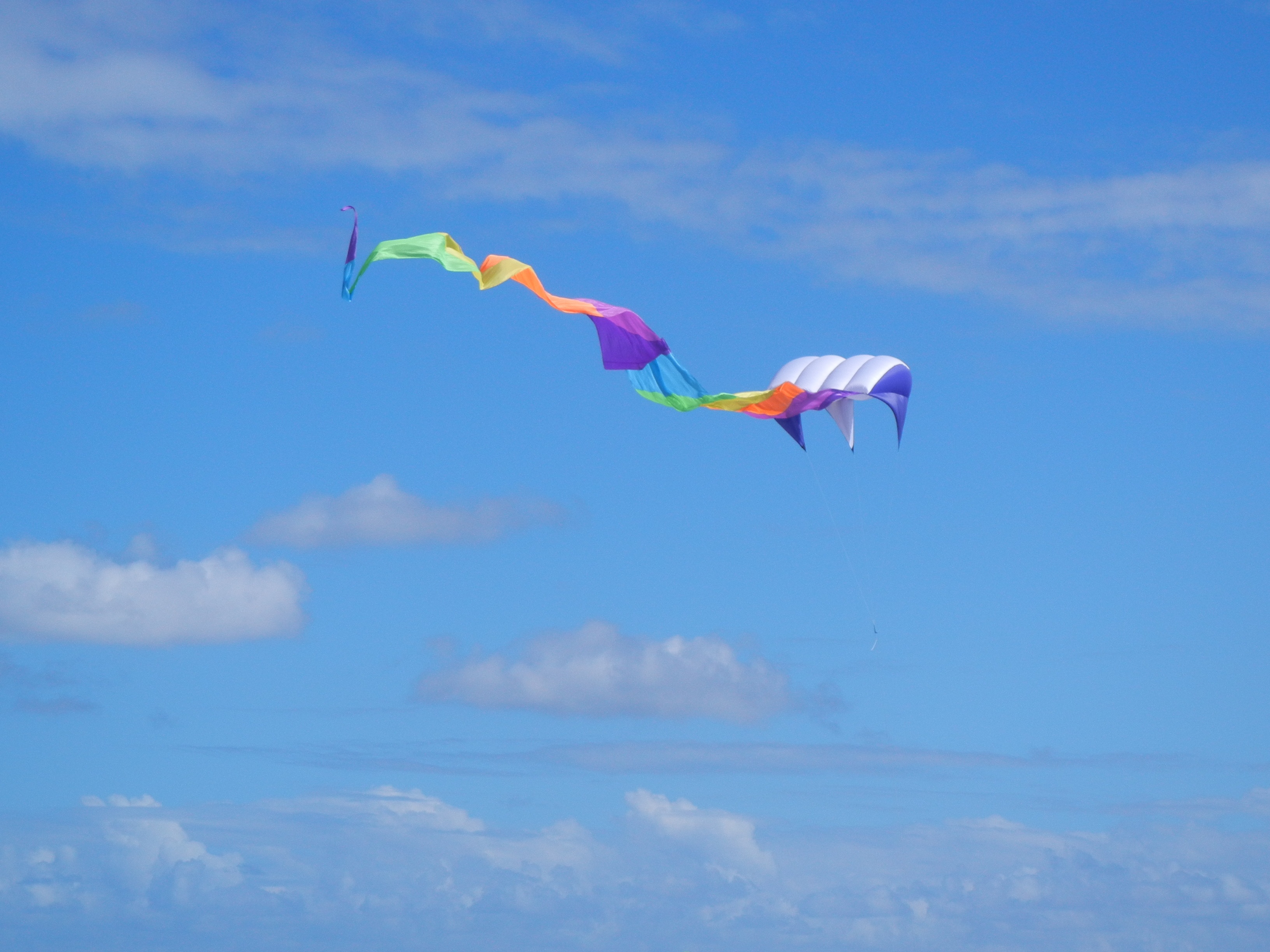 Download wallpaper 3264x2448 kite flying, sky, clouds hd background