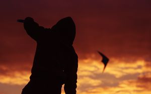 Preview wallpaper kite, silhouette, sunset, sky