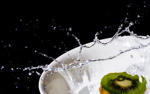 Preview wallpaper kiwi, fruit, plate, water, splashes, macro