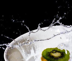 Preview wallpaper kiwi, fruit, plate, water, splashes, macro