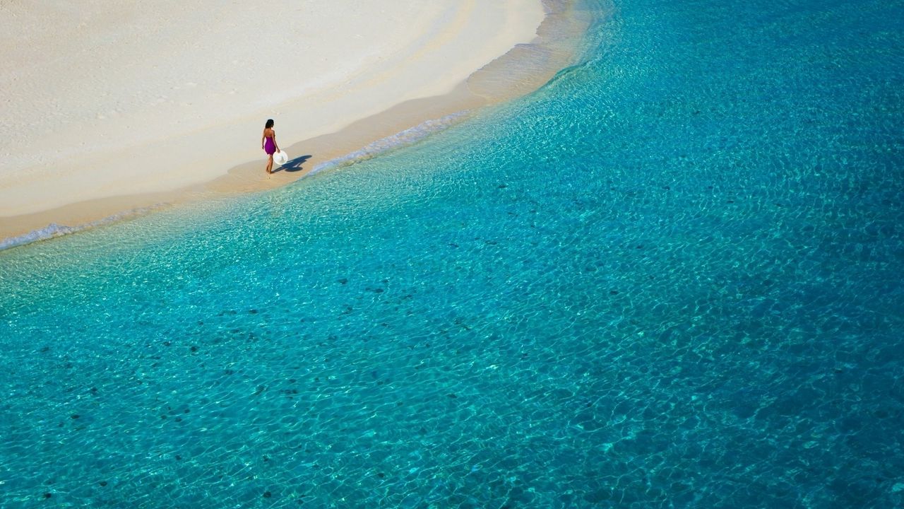 Wallpaper lagoon, blue water, beach, coast, girl, hat, sand, resort, rest