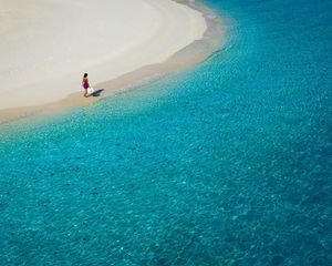 Preview wallpaper lagoon, blue water, beach, coast, girl, hat, sand, resort, rest