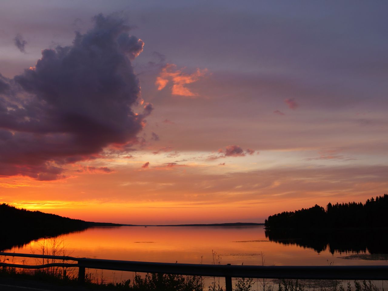 1280x960 Wallpaper lake, clouds, sunset, sky, landscape, horizon, reflection, dark