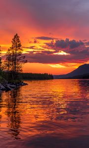 Preview wallpaper lake, coast, sunset, ripples, reflection, landscape