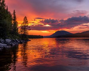 Preview wallpaper lake, coast, sunset, ripples, reflection, landscape