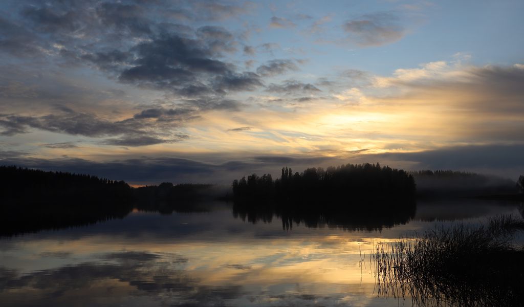 1024x600 Wallpaper lake, forest, fog, clouds, sunset, reflection, sky, nature, dark