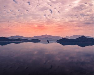Preview wallpaper lake, horizon, sky, clouds, reflection